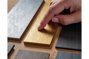 다양한 금속 재료 샘플을 검토하는 모습